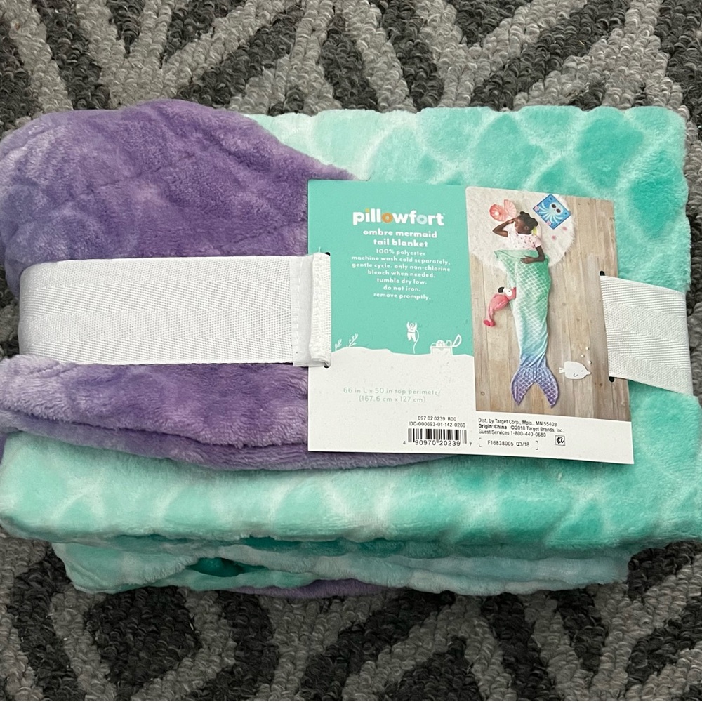 *BRAND NEW* Pillowfort Ombré Mermaid Tail Blanket